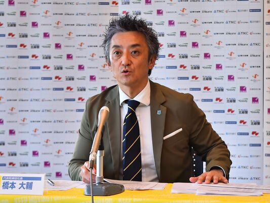 記者会見で2023年度決算について説明する栃木SCの橋本社長