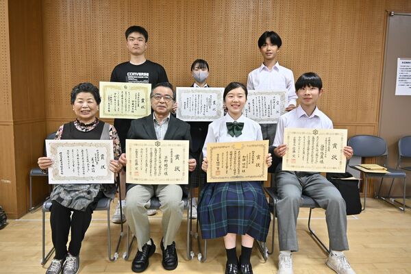 荒井退造らを顕彰する俳句大会と作文大会の入賞者＝23日午後、宇都宮市南図書館