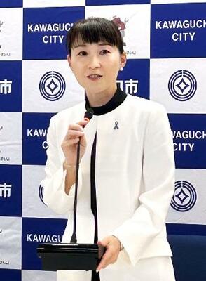 定例記者会見で発言する埼玉県川口市の岡村ゆり子市長=29日午前、川口市役所