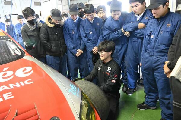 タイヤの脱着作業を見学する生徒