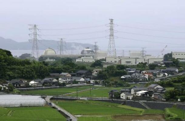 　九州電力玄海原発（奥）が立地する佐賀県玄海町＝６月
