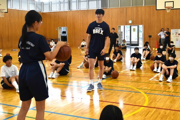 小川選手からバスケットボールを教わる東那須野中の生徒