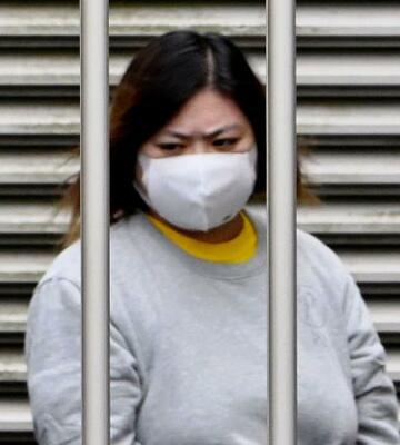 　送検のため岐阜北署を出る神原美希容疑者＝３日午前９時４０分