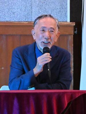 トークショーで話す岸田さん