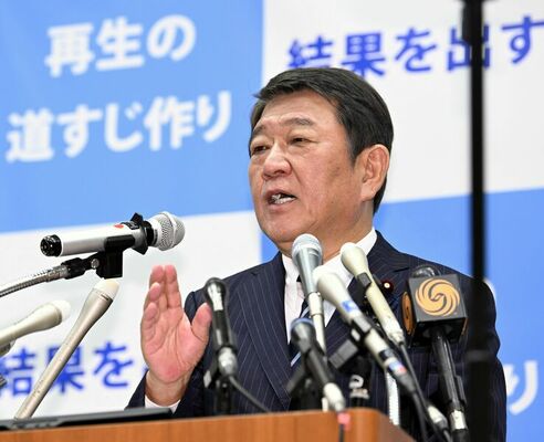 会見で記者の質問に答える茂木氏＝10日午後３時15分、衆院第２議員会館