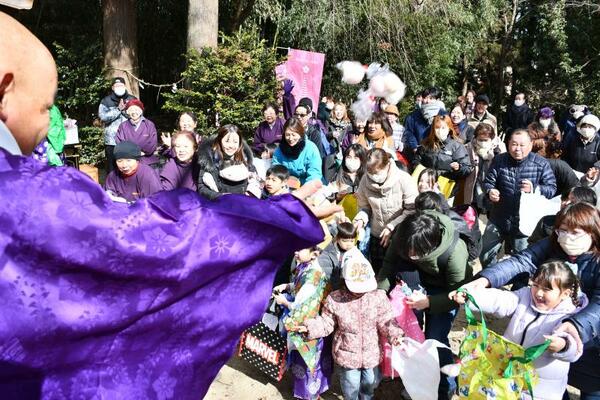 天神祭で５年ぶりに行われた菓子まき