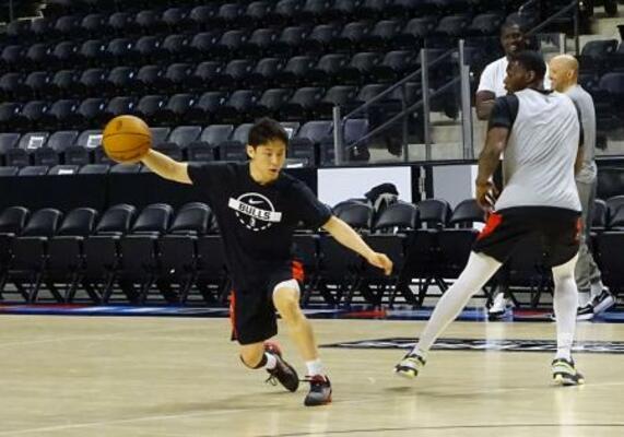 　ＮＢＡ下部Ｇリーグのクリッパーズ戦前に練習するブルズの河村勇輝（左）＝１５日、米カリフォルニア州オーシャンサイド（共同）