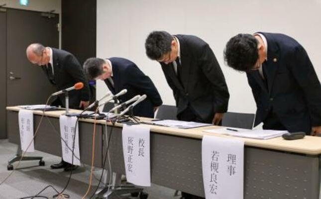 　記者会見で謝罪する北越高の関係者＝７日夜、新潟市