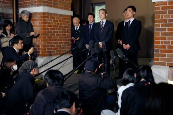 　学校法人同志社の現地調査を終え、取材に応じる文科省の担当者＝２４日夜、京都市