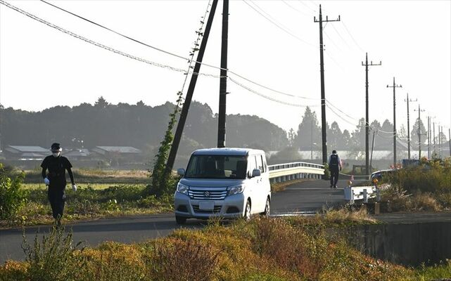 遺体が発見された乗用車（中央）＝2023年10月19日、上三川町