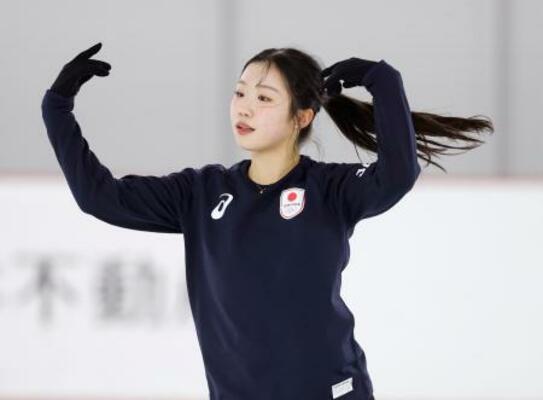 　公開練習で調整するフィギュアスケート女子の中井亜美＝千葉県船橋市