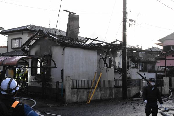 全焼したとみられる木造２階建て住宅＝20日午後４時55分、宇都宮市針ケ谷町