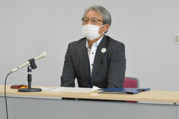 生徒の感染が確認された２校の臨時休校を明らかにした津布久教育長
