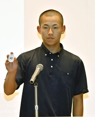 くじを引く佐野日大の選手