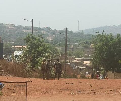 　２６日、マリの首都バマコ近郊で警戒するマリ軍の兵士（ロイター＝共同）