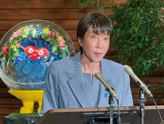 　山梨県で発生した震度６弱の地震を受けて記者団の取材に応じる高市首相＝２６日深夜、首相官邸