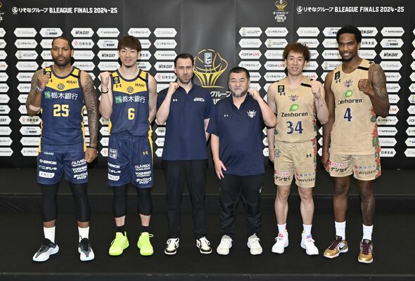 ＣＳ決勝の前日会見に出席した比江島（左から２人目）らブレックスと琉球の関係者＝23日午後３時、横浜市の横浜アリーナ