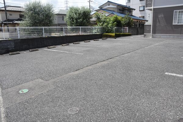 乳児を殺害したとされる自宅アパートの駐車場＝14日午後、小山市