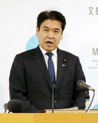 　閣議後に記者会見する松本文科相＝２６日午前、文科省
