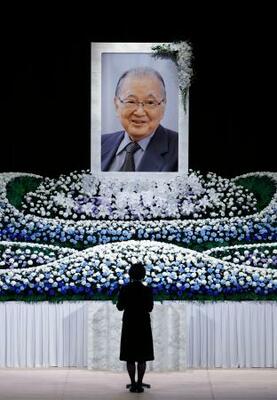 共産党の不破哲三前議長の葬儀で、祭壇に飾られた遺影=25日午後、東京都新宿区