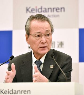 　記者会見する経団連の筒井義信会長＝９日午後、東京都千代田区