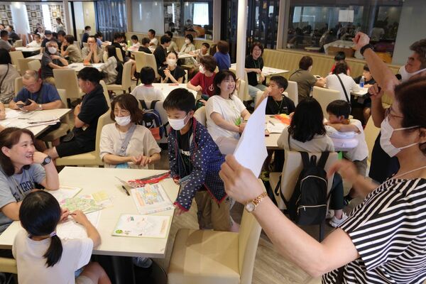 ビンゴゲームを楽しむ参加者＝６日午前、フェリー「さんふらわあ　さっぽろ」内