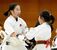 女子個人組手２年　横山（黒磯）－藤田（宇都宮）決勝　再試合先取りで藤田（左）が突きで攻める＝帝京大宇都宮キャンパス体育館