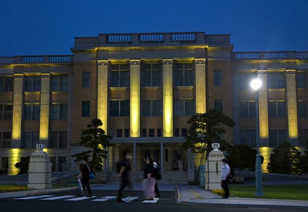 黄色にライトアップされた県庁昭和館＝１日午後７時30分、宇都宮市塙田１丁目