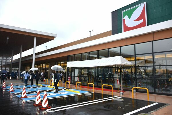 オープンしたヨークベニマルミライト一条店＝３０日午前、宇都宮市一条１丁目