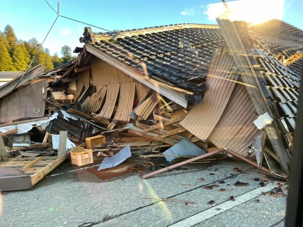 道路にはみ出すように崩れた民家＝４日午後、石川県輪島市（宇都宮大・近藤研究室提供）
