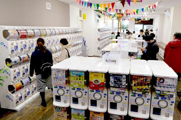 約４００台のガチャガチャが並ぶ店内