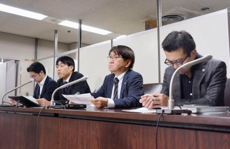 　調停が成立し、記者会見する全国統一教会被害対策弁護団＝２７日午後、東京・霞が関の司法記者クラブ