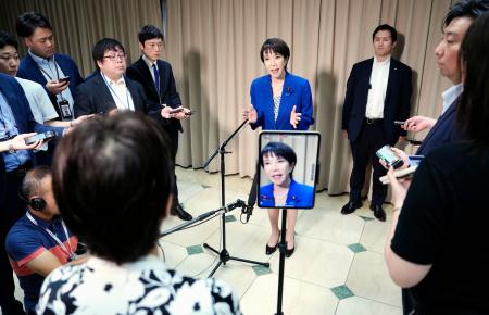 　記者団の取材に応じる高市前経済安保相＝２８日午前、東京都千代田区