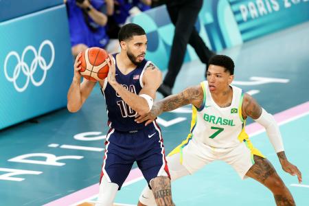 　パリ五輪の準々決勝、米国戦でプレーするブラジル代表のディディ・ロウザダ（７）。左はジェーソン・テータム＝２０２４年、パリ（ゲッティ＝共同）