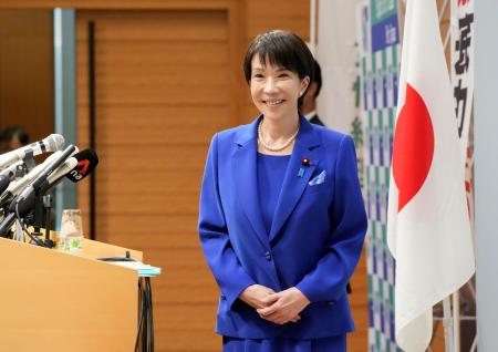 　記者会見に臨む高市前経済安保相。自民党総裁選への立候補を正式に表明した＝１９日午後、国会