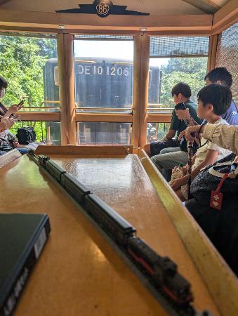 　展望室では、ファンが「快速あそ」編成を再現した模型を披露