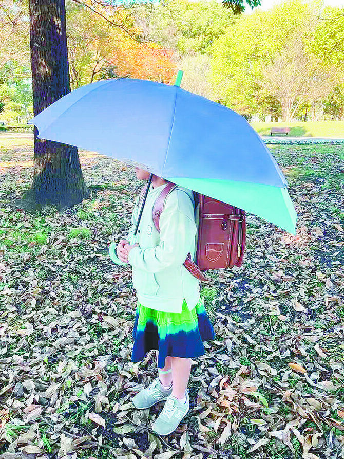 ランドセルが濡れにくい構造の傘。雨の日の通学も快適に