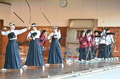 弓道部とアーチェリー部が腕競う　鹿沼高で交流戦、50人が熱戦