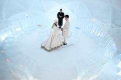 氷のホテルで寒さ楽しんで