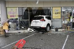 宇都宮の飲食店 乗用車突っ込む 
