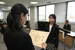 知事賞・阿部さんらに賞状　下野新聞小学生読書感想文コンクール表彰式