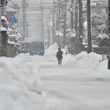 10センチ降れば除雪、排雪は後日　新基準に市民の評価は…　素早い対応を評価、残る雪山に「危険」