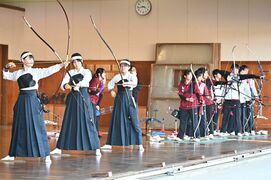 弓道部とアーチェリー部が腕競う　鹿沼高で交流戦、50人が熱戦