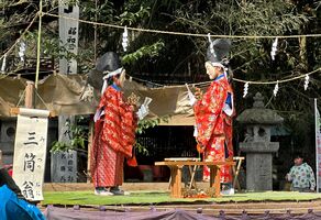 古式ゆかしい衣装に身を包み舞を披露する児童たち＝那須神社提供