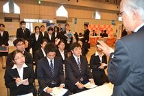 ４００人　熱心に企業回り／参加４０社／宇都宮で就職ガイダンス