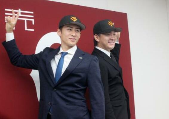 巨人への入団記者会見後にポーズをとる、北浦竜次投手(右)と板東湧梧投手=14日、東京都内