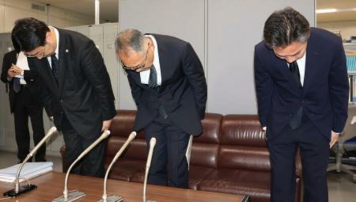 記者会見で謝罪する社会福祉法人北海道共同募金会の瀬尾英生会長(中央)ら=15日午後、札幌市