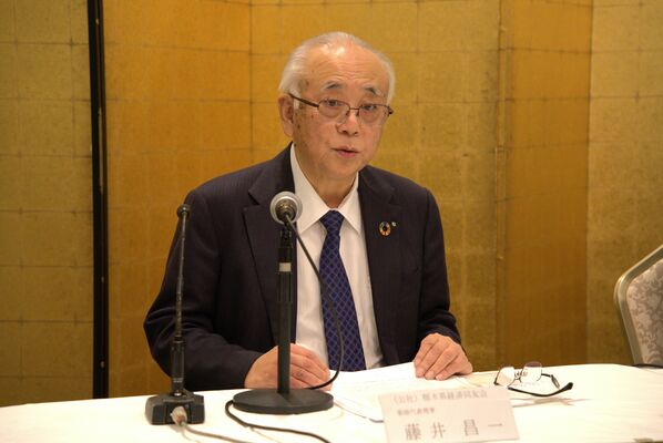 年頭記者会見で今後の経済情勢などを説明する藤井筆頭代表理事＝９日午後、宇都宮市