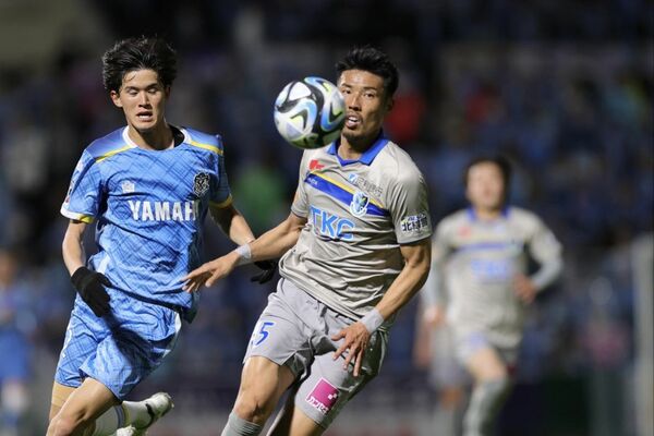 前半、磐田の後藤（左）と競り合う栃木ＳＣの岡崎＝ヤマハスタジアム