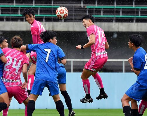 前半２分、頭で先制シュートを決める栃木シティＦＣのＤＦ佐藤（右から２人目）＝県グリーンスタジアム